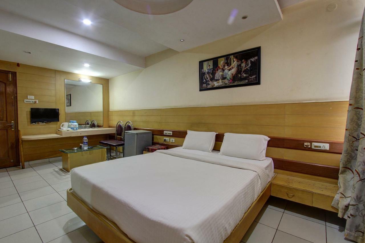Hotel Rajsangam International Badami Extérieur photo